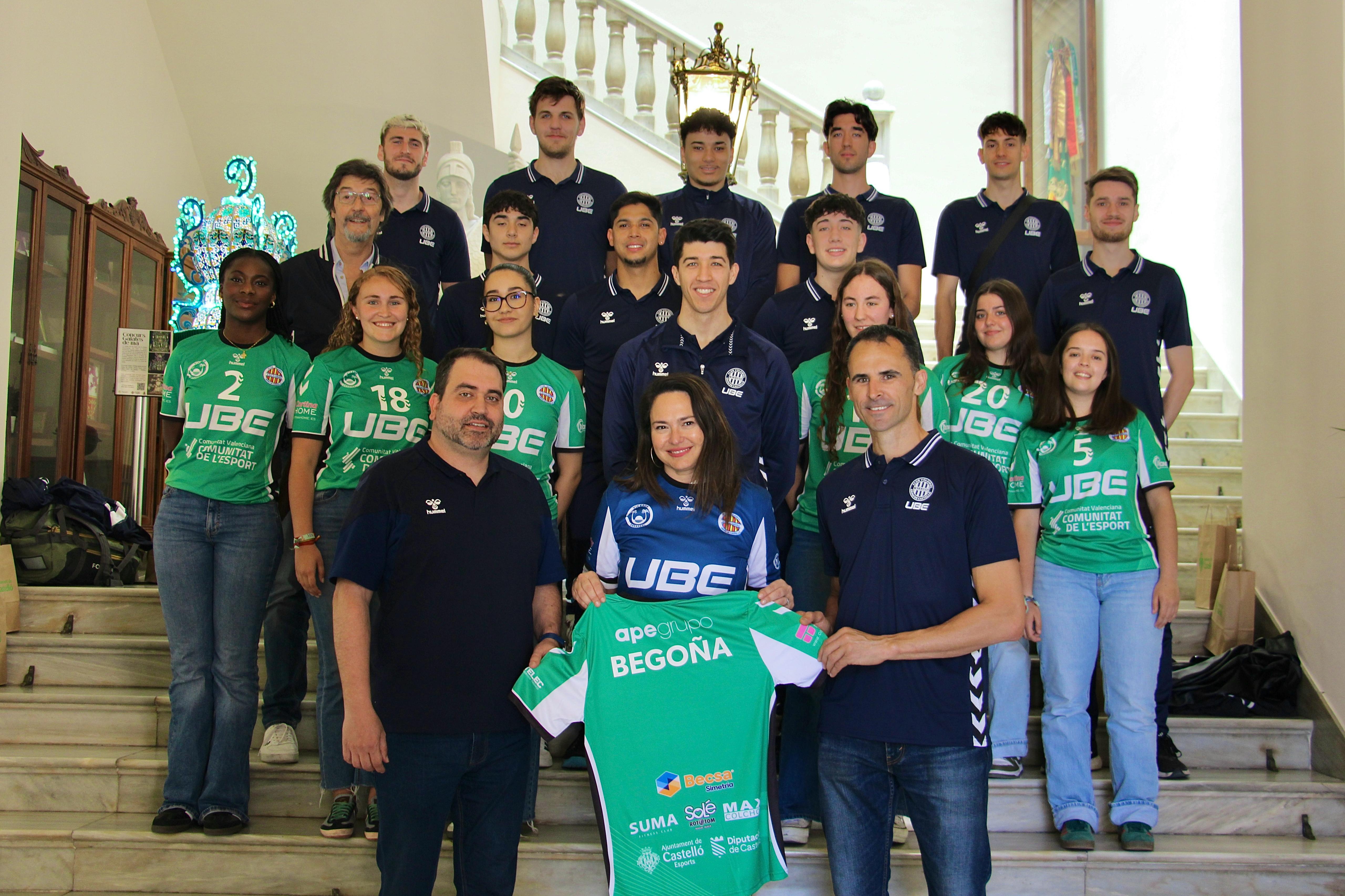 El Ayuntamiento de Castellón recibe a los equipos senior del Club Voleibol L'Illa-Grau ante sus próximas fases de ascenso