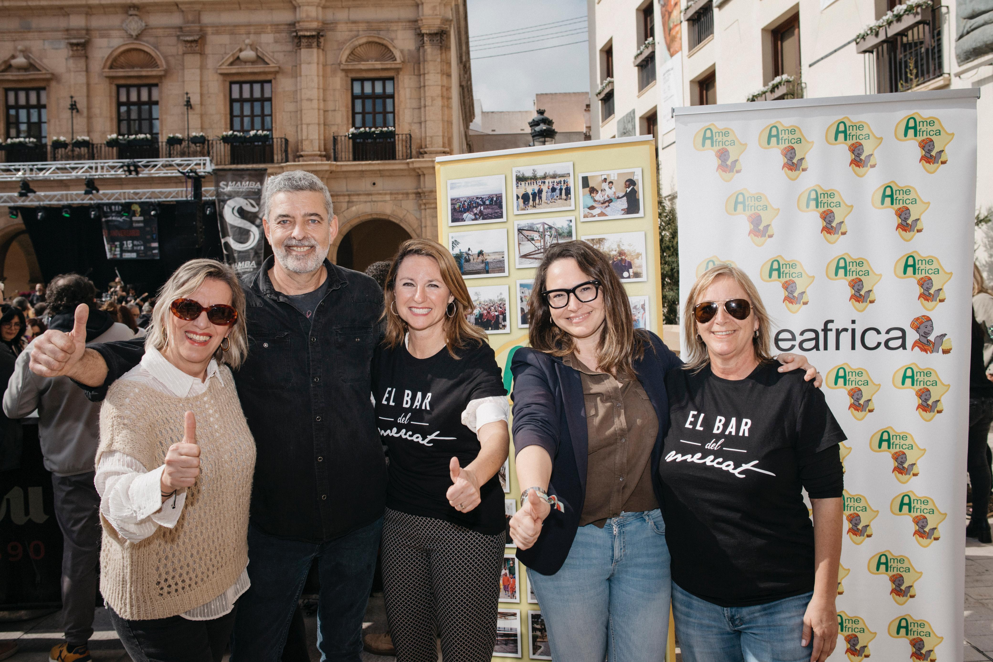 La alcaldesa de Castellón resalta la iniciativa solidaria del Bar del Mercat para celebrar  su 52º aniversario