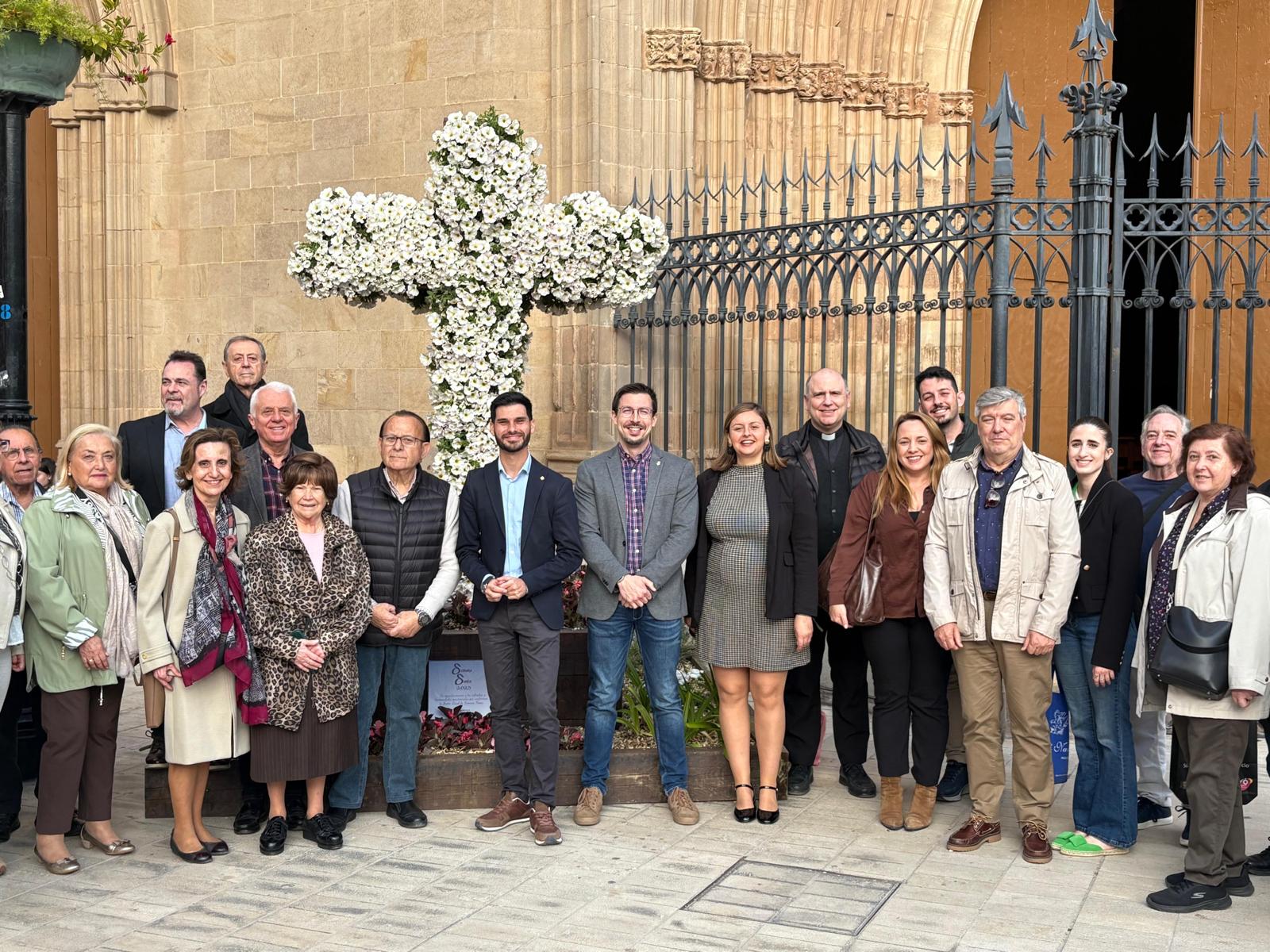 Castellón presenta la cruz floral en la Plaza Mayor como homenaje a las cofradías durante la Semana Santa