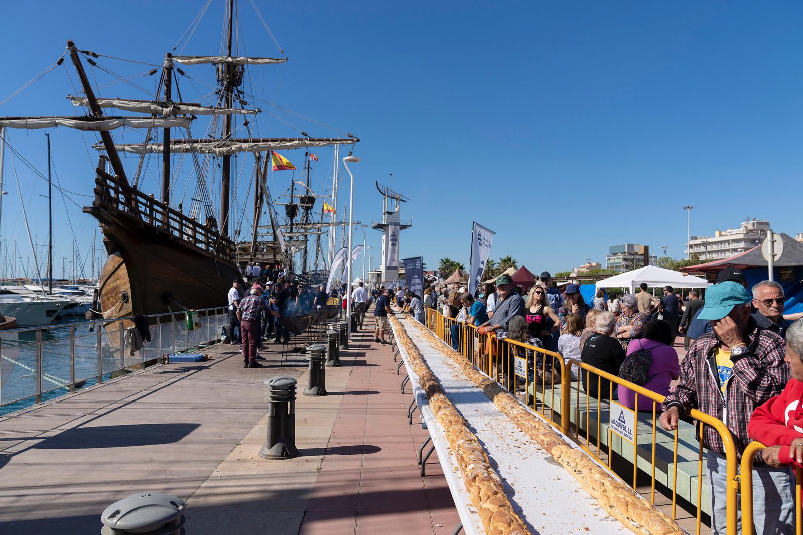 Cientos de personas disfrutan del bocadillo de sepia de 200 metros y el tradicional carajillo en el marco de Escala a Castelló
