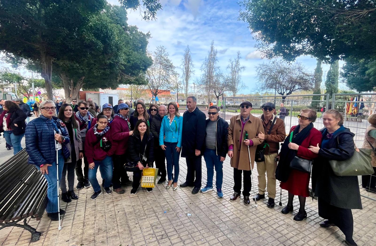 Membres de l'ONCE gaudeixen de la ‘*Mascletà’ en un lloc preferent dins de l'aposta de l'Ajuntament per una Magdalena inclusiva