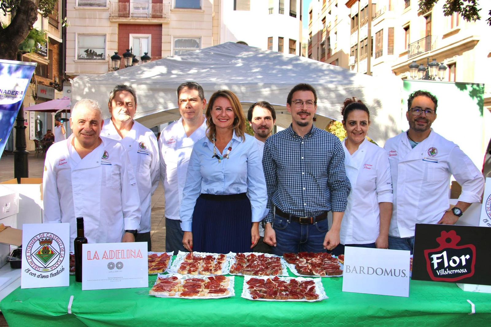 La regidoria de Comerç i el Gremi de Forners repartixen més de 1000 tostas per a celebrar el Dia del Pa