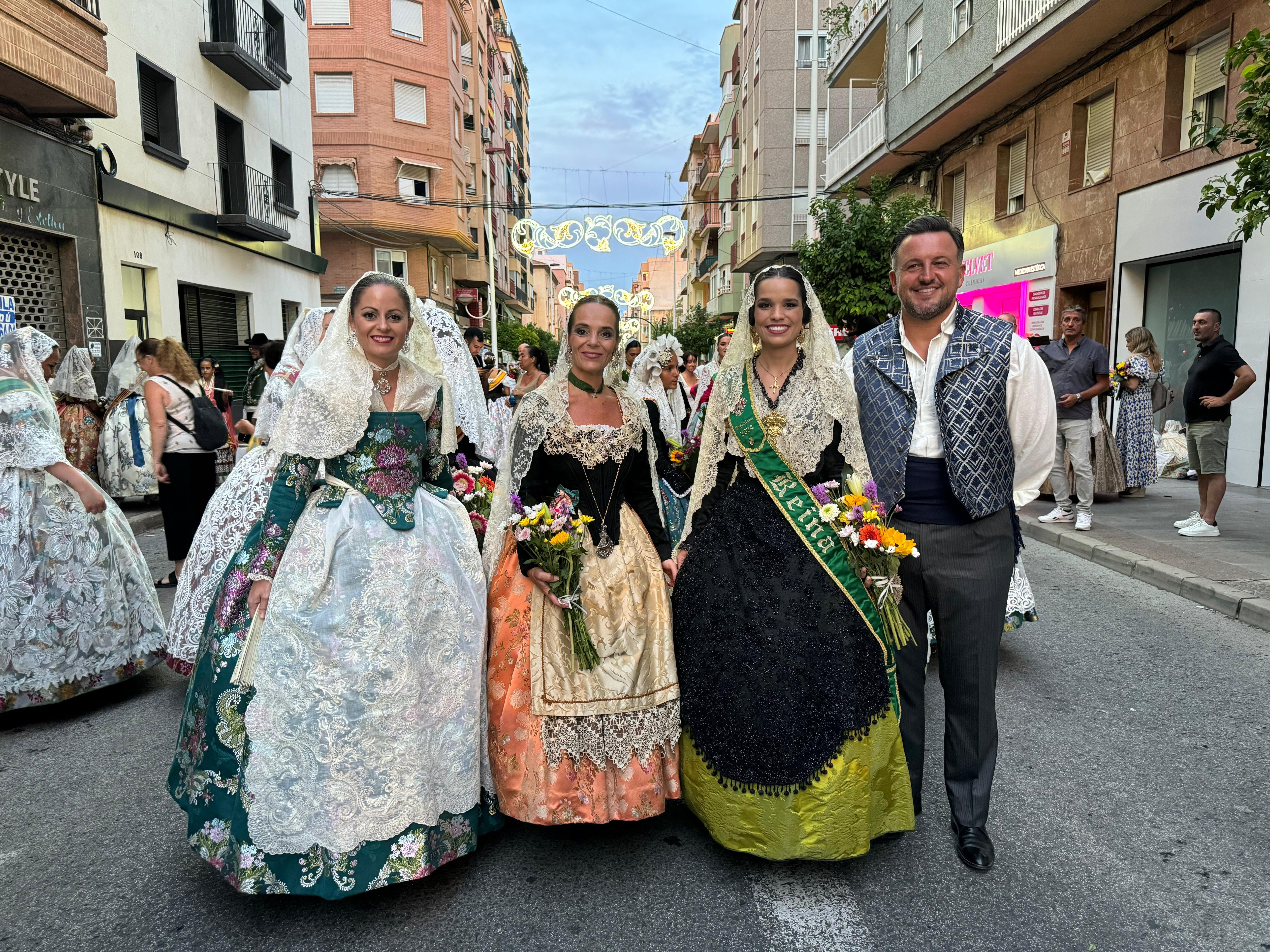 La regidora de Festes i la Reina de les Festes de Castelló participen en l'Ofrena Floral a la Verge Verge de l'Asunción, patrona d'Elx