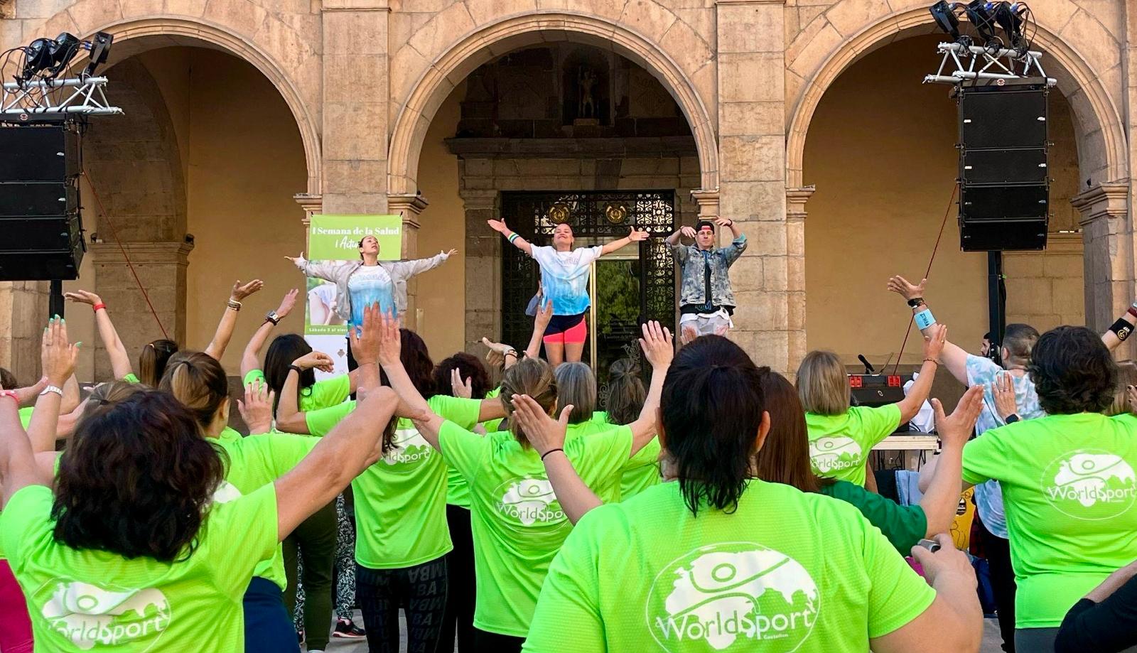 Más de 100 personas participan en la clase de zumba de la I Semana de la Salud celebrada en la plaza Mayor