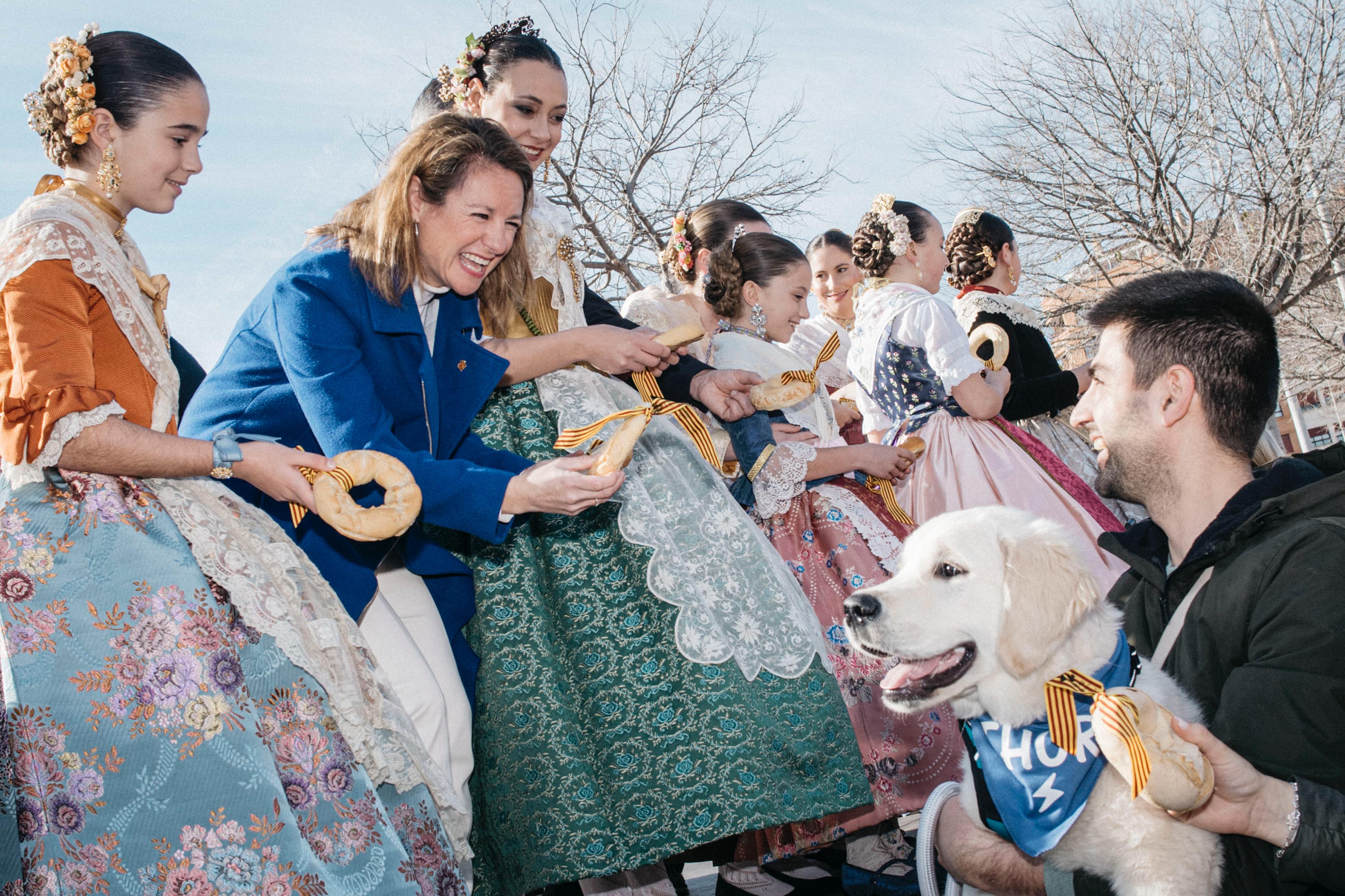Cientos de castellonenses participan con sus mascotas en la procesión de San Antonio Abad de Castellón