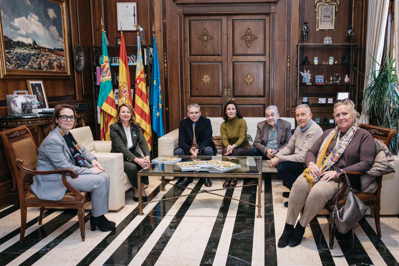 La alcaldesa de Castellón recibe el libro del Centenario de la Coronación de la Mare de Déu del Lledó de manos de la Real Cofradía