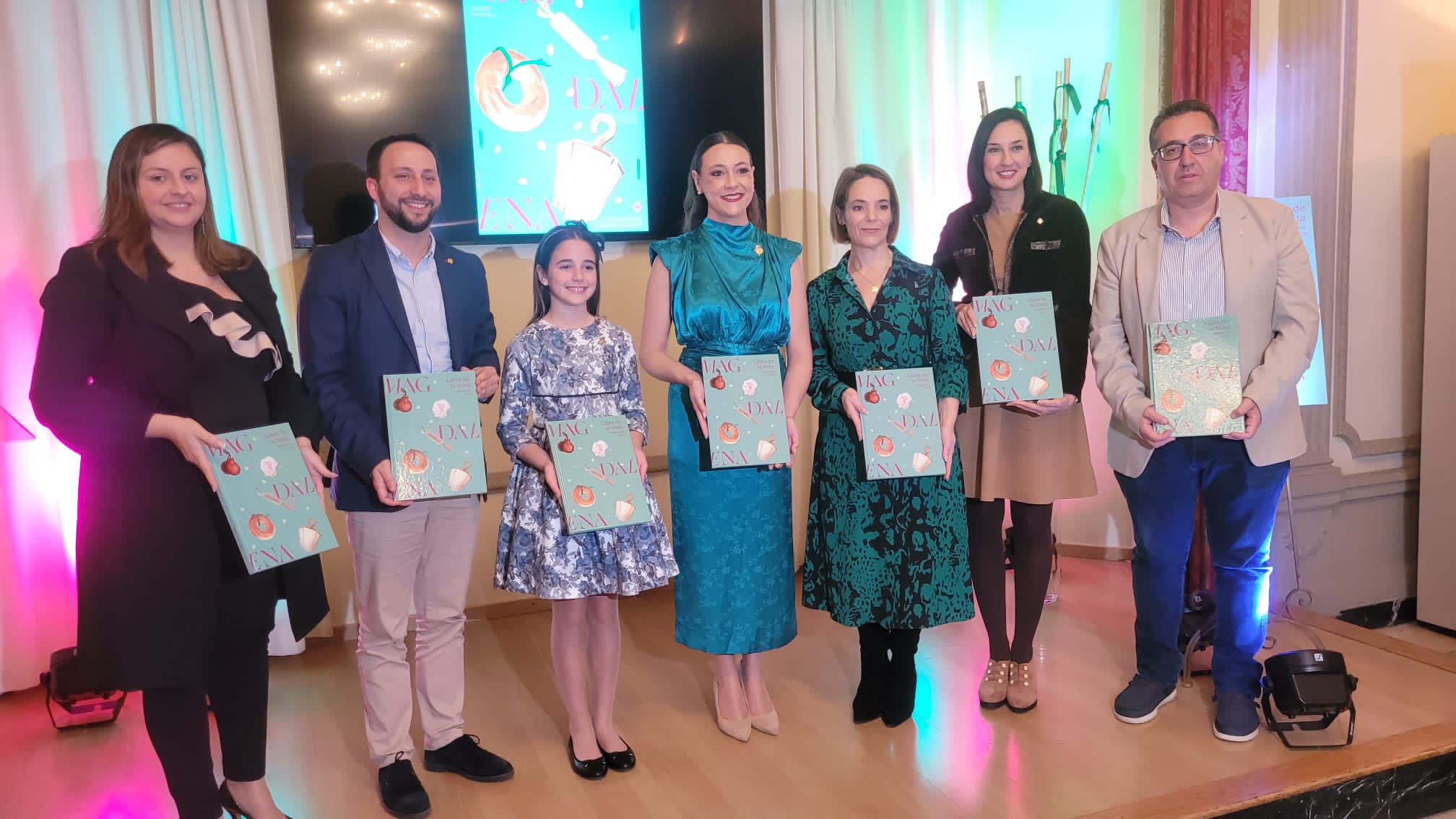 La concejala de Fiestas y las Reinas, Paula Torres y Carla Ibáñez, presentan el “Llibre de la Festa 2025”