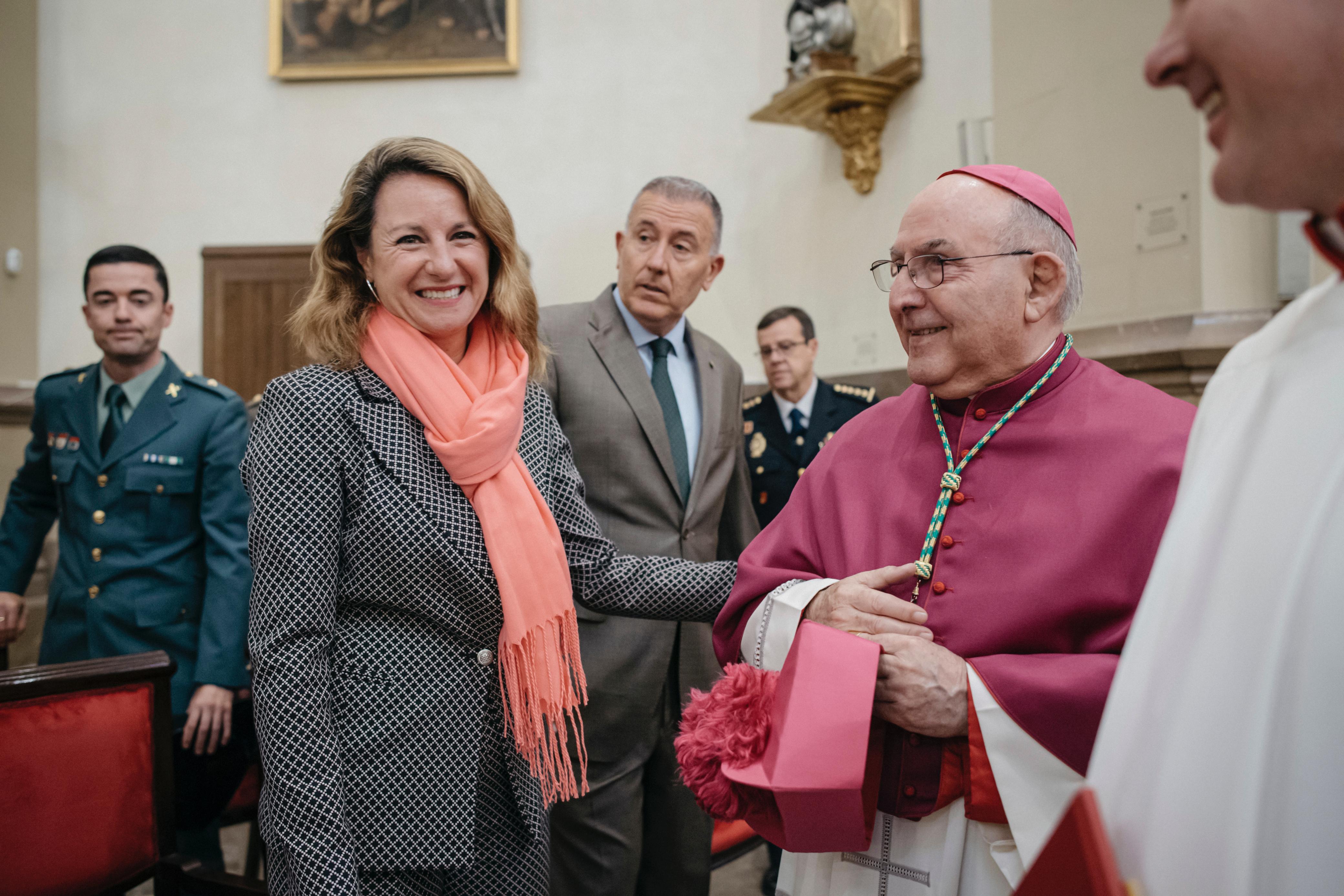 Begoña Carrasco felicita al obispo D. Casimiro López Llorente en el 50º aniversario de su ordenación sacerdotal