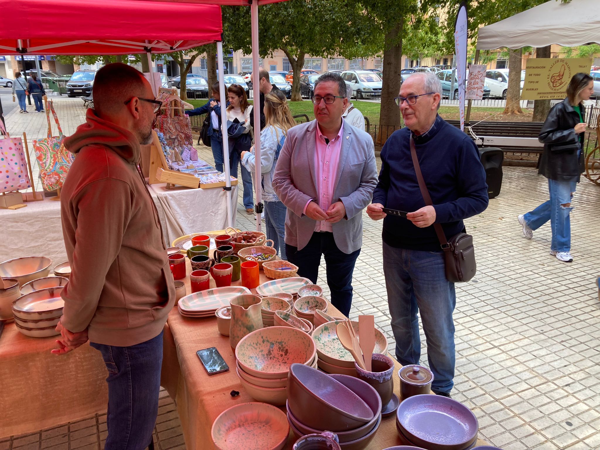 La plaça Riu Albentosa s'ompli d'ambient amb la primera Festa de l'Artesania