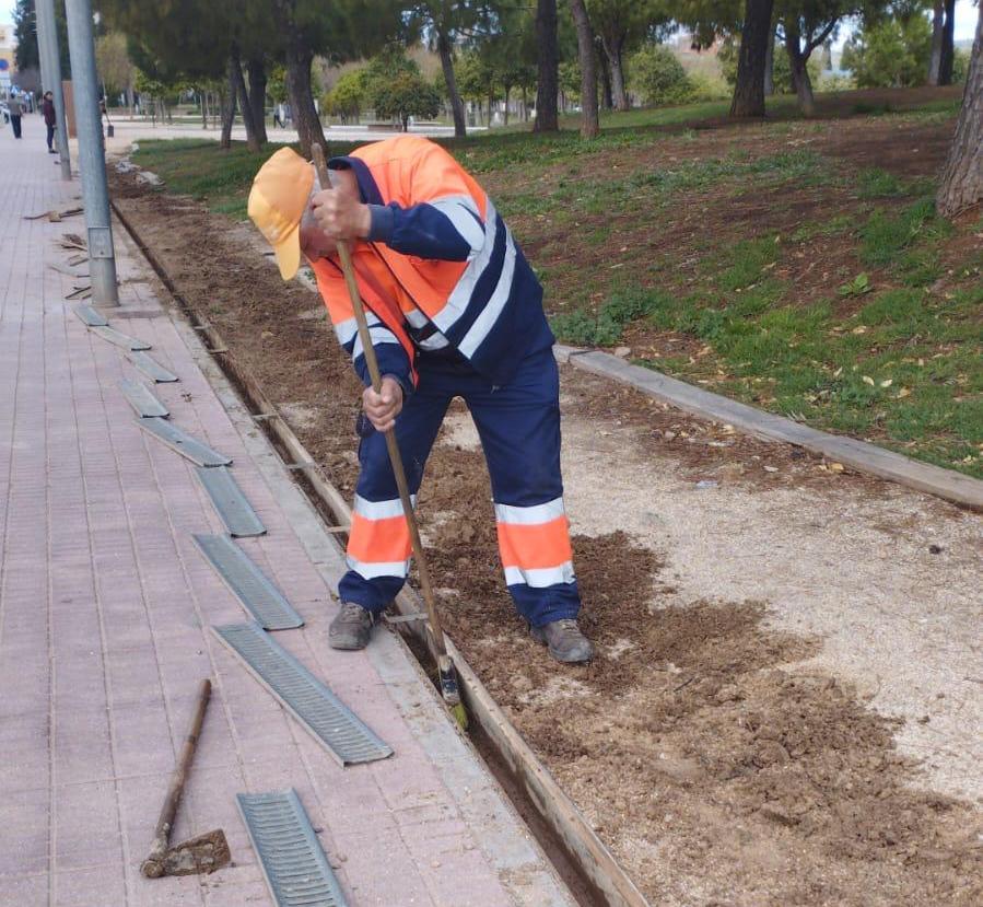 L'Ajuntament s'anticipa a les pluges amb la neteja d'embornals