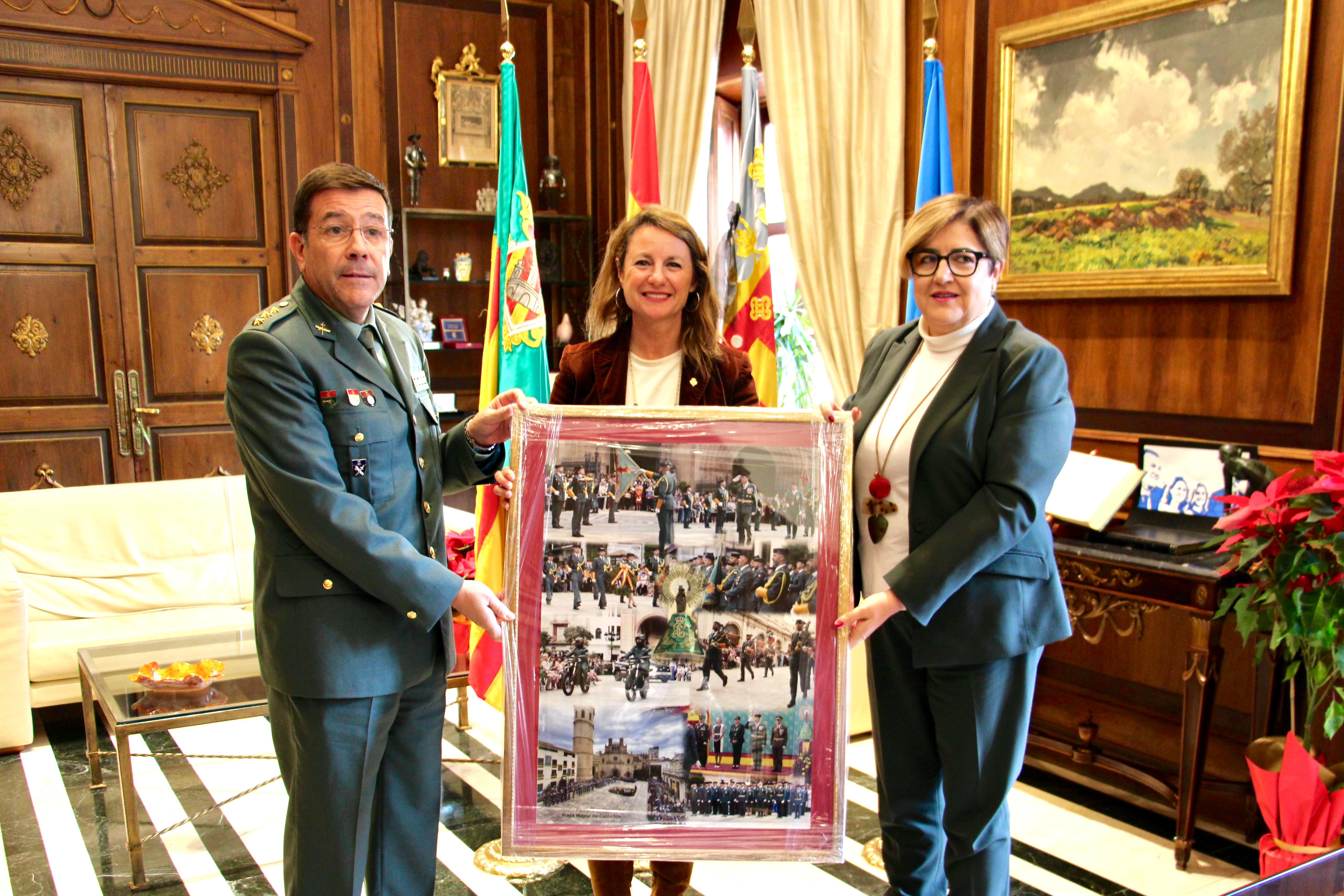 ​​​​​​​  Carrasco rep l'agraïment de la Subdelegació del Govern i la Guàrdia Civil per la col·laboració municipal en els actes del 12 d'octubre