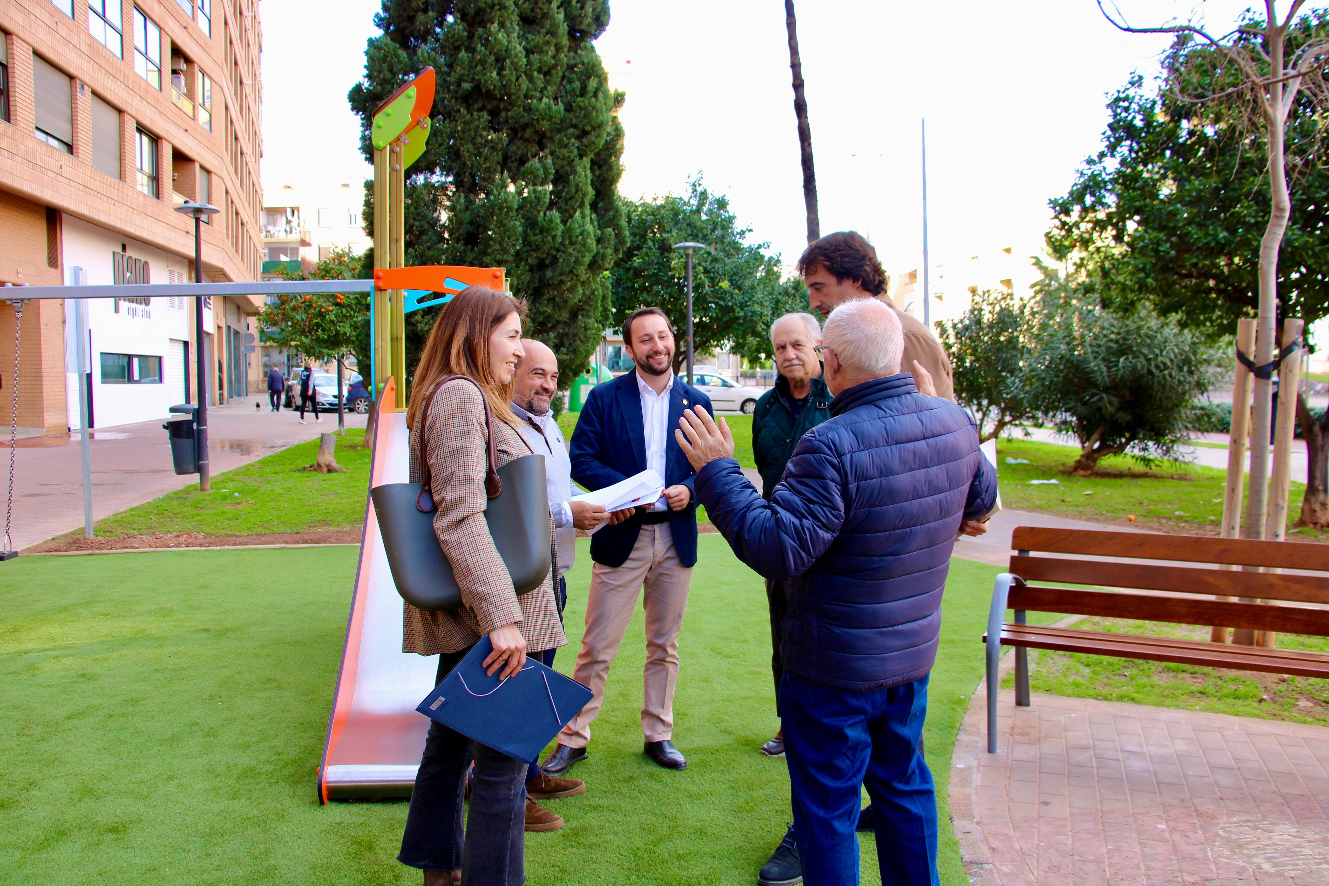 El gobierno municipal adecúa la zona de juegos infantiles en Av. del Mar ganando en seguridad y accesibilidad