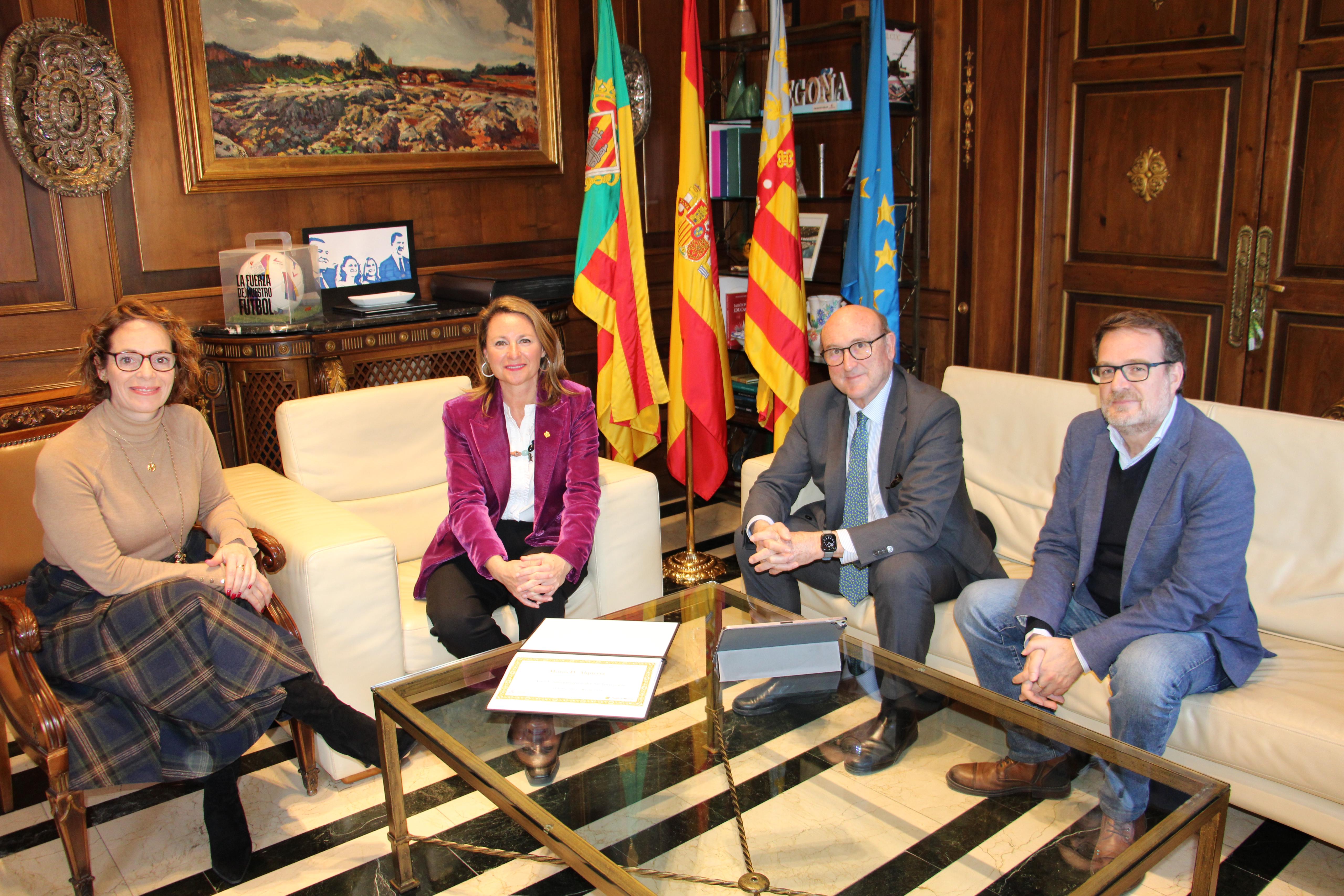 Begoña Carrasco recibe a representantes de Moros d’Alqueria que ya preparan el 50 aniversario de la entidad festera