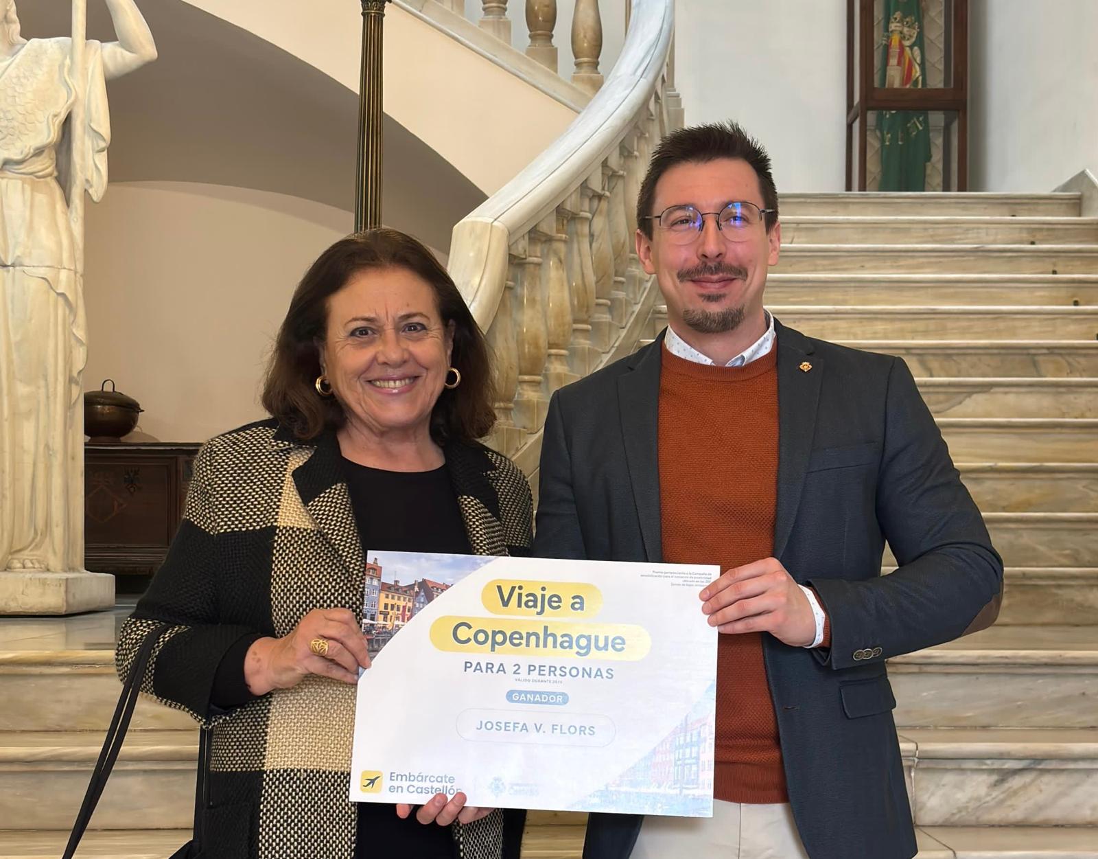 La concejalía de Comercio entrega el premio del sorteo de un viaje a Copenhague por la campaña que ha impulsado las compras en los comercios afectados por la Zona de Bajas Emisiones