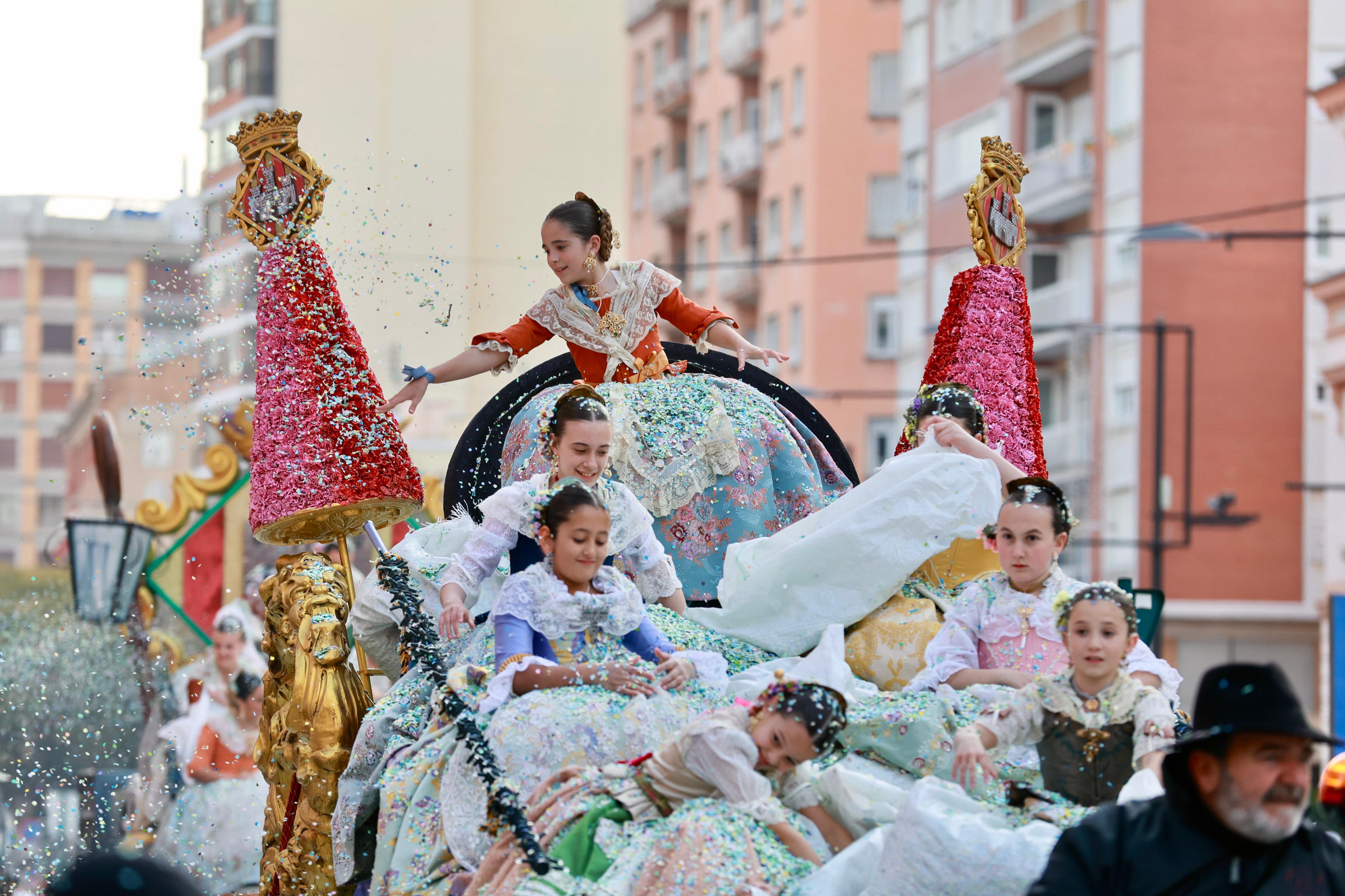 Els més xicotets de Castelló tinyen els carrers amb 5.500 kg de confeti en el Coso Multicolor