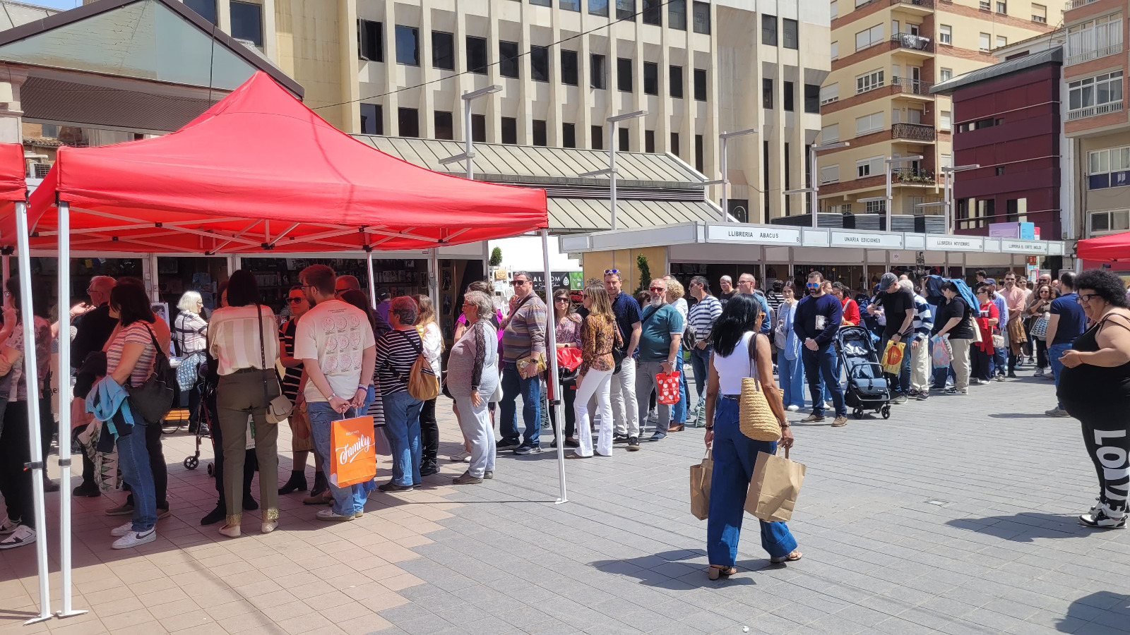 Javier Sierra y Luz Gabás inundan la Feria del Libro de lectores antes de su jornada final