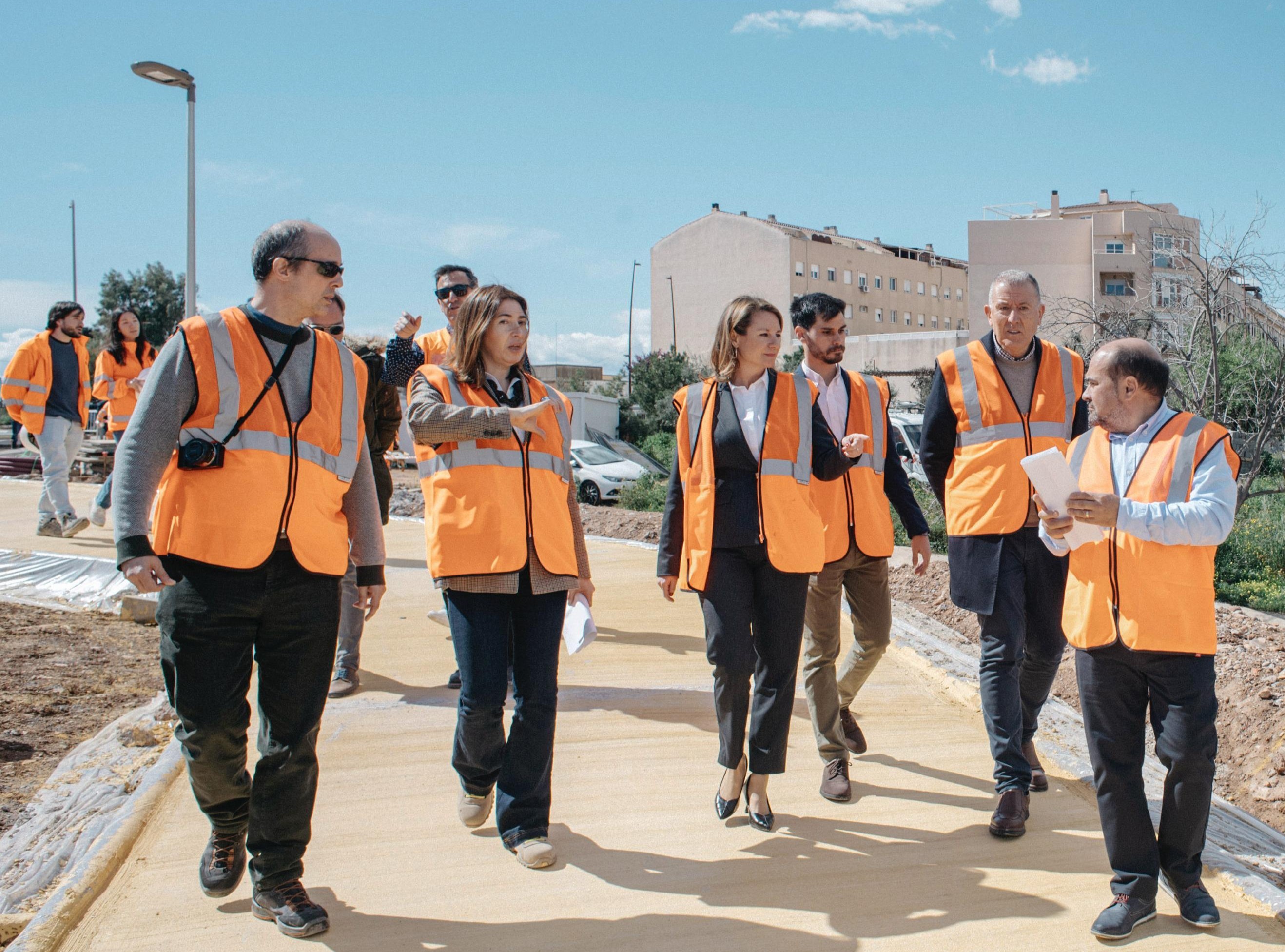 Comienza la instalación de la nueva pasarela que conectará el Raval Universitari con Crémor mejorando el entorno del Riu Sec