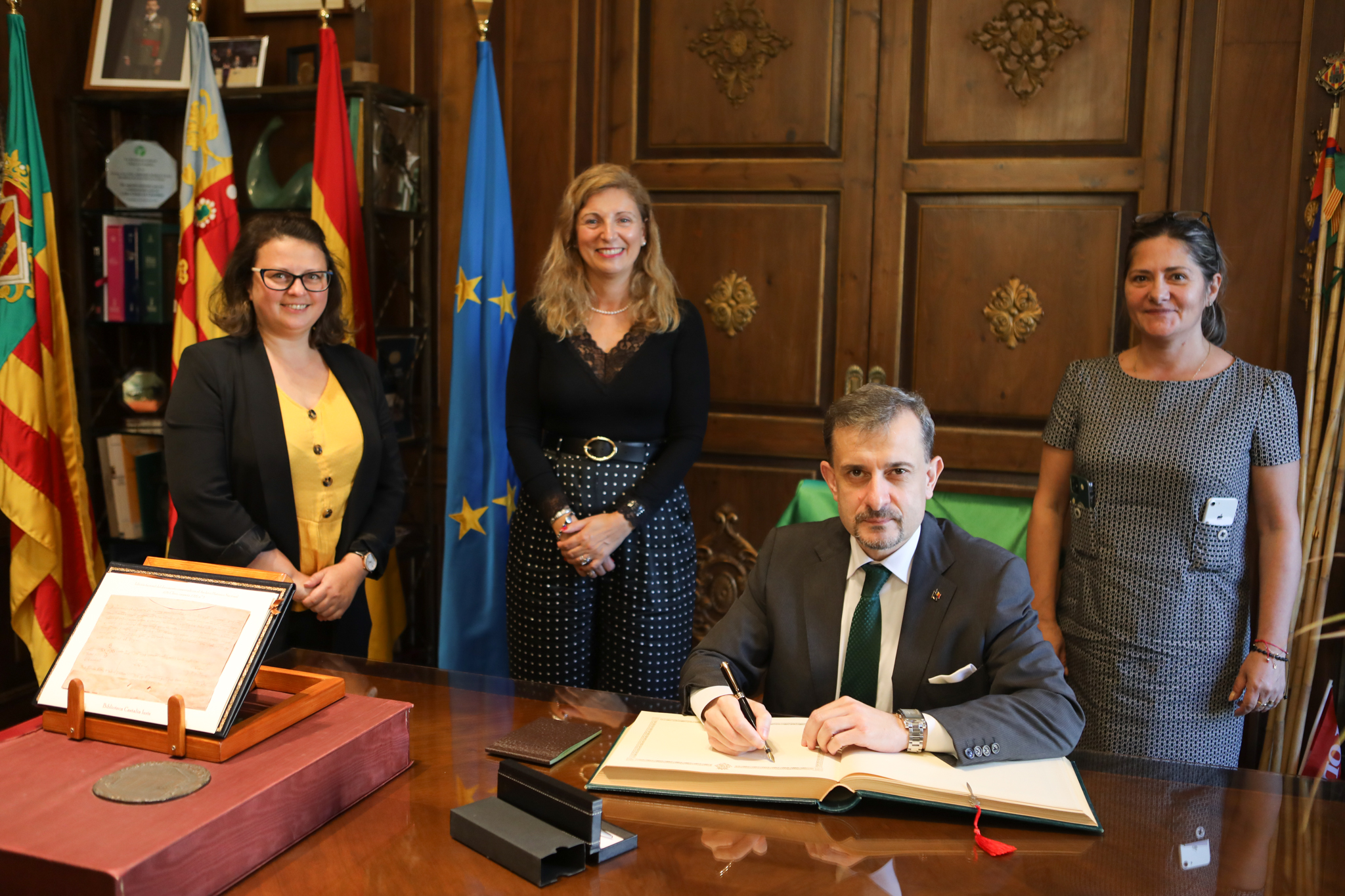 Marco y Barabas con el embajador de Rumania