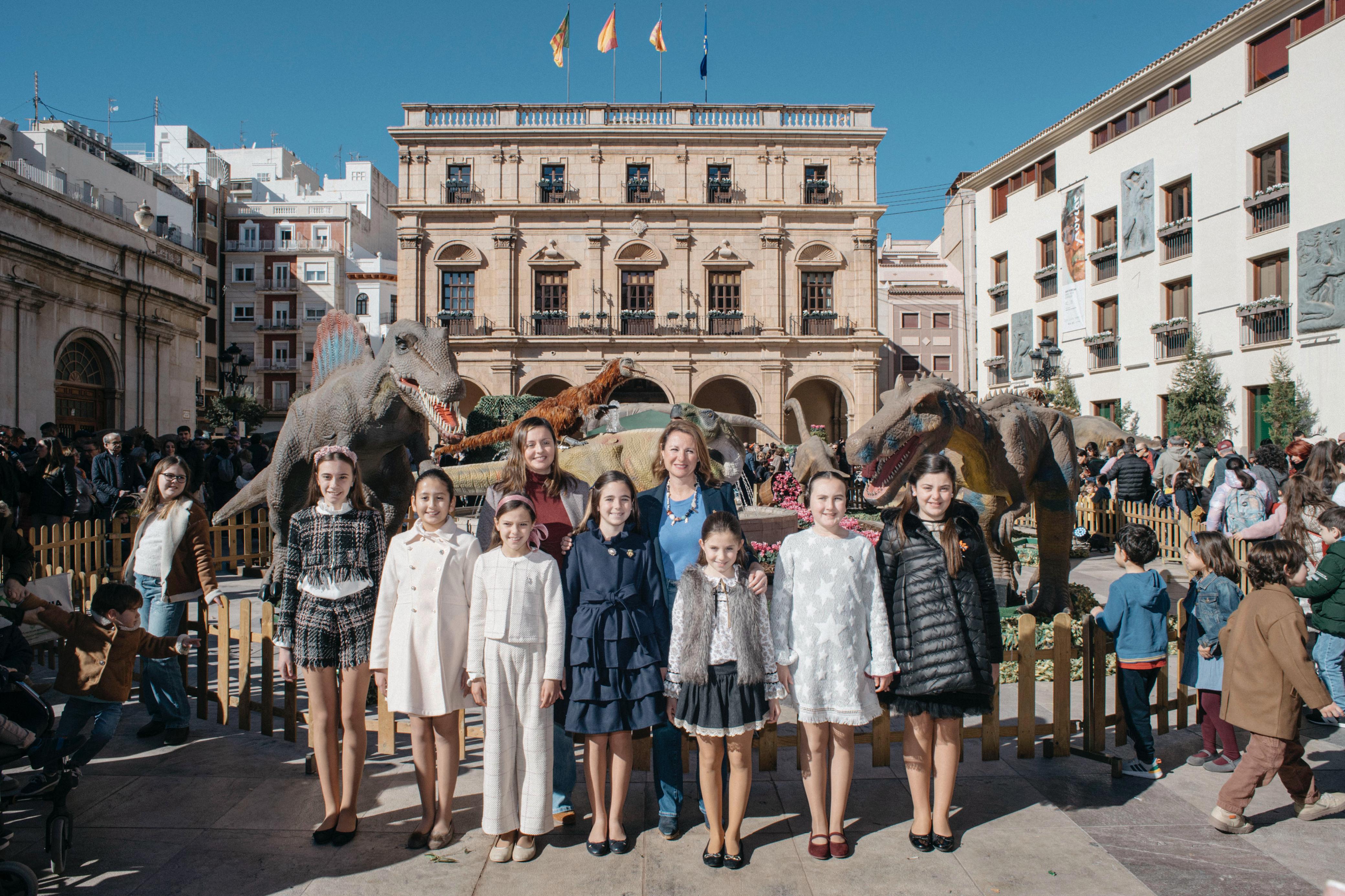 Decenas de familias visitan Expojurásico en su primer día en Castellón con más de 30 dinosaurios a escala real en el centro de la ciudad